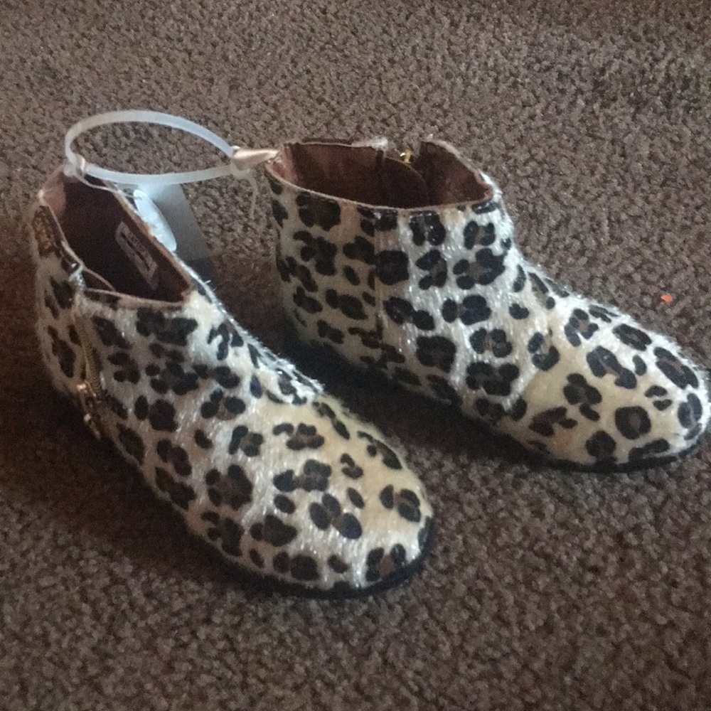New Carter’s printed booties
